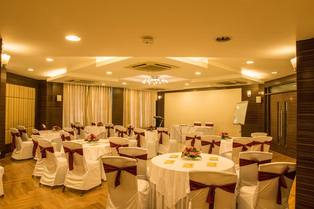 The Red Maple Mashal Индаур Экстерьер фото